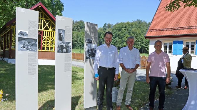 Tobias Staib, Klaus Fischer und Bürgermeister Reinhold Teufel (von links) eröffneten den neuen Geschichtspfad.  FOTO: BLOCHING
