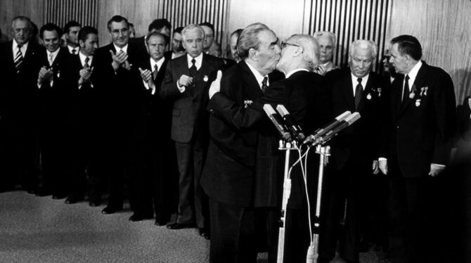 Historischer Moment: Leonid Breschnew und Erich Honecker beim »Bruderkuss« zur Feier von 30 Jahren DDR.  FOTO: BARBARA KLEMM