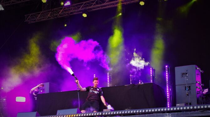 Da ist was geboten auf dem Kulturwasen: Der Stuttgarter DJ Le Shuuk macht mächtig Dampf auf der Autokino-Bühne in Cannstatt.