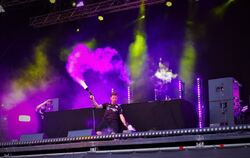    Da ist was geboten auf dem Kulturwasen: Der Stuttgarter DJ Le Shuuk macht mächtig Dampf auf der Autokino-Bühne in Cannstatt. 