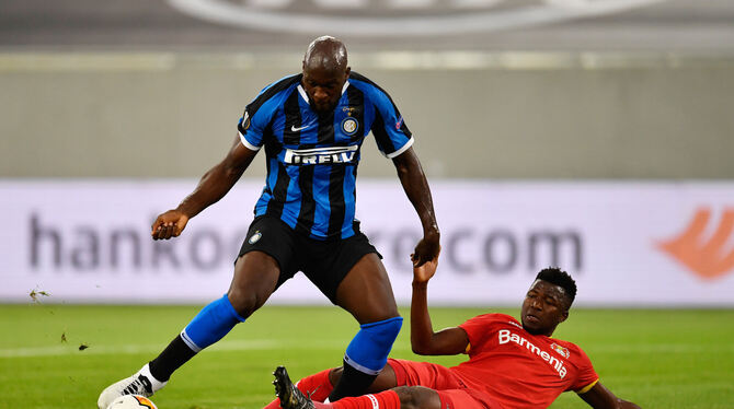 Der überragende Inter-Angreifer Romelu Lukaku ist von Bayer Leverkusen nicht zu stoppen. Am Boden: Edmond Tapsoba.  FOTO: BECKER