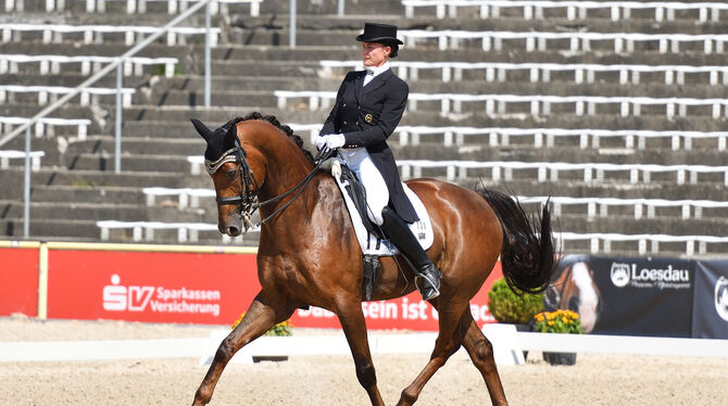 Triumphiert im Haupt- und Landgestüt Marbach beim Grand Prix: Martina Steißlinger im Sattel von Favory.  FOTO: PIETH