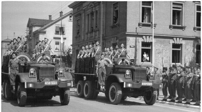 1946: Parade französischer Soldaten am Nationalfeiertag, 14. Juli, in der Reutlinger Gartenstraße.  FOTO: DOHM/STADTARCHIV