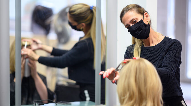 Corona macht nicht nur den Friseurinnen und den Friseuren zu schaffen, sondern auch deren Kunden.  FOTO: GOLLNOW/DPA