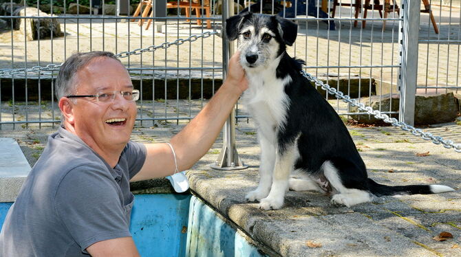 Damit Junghündin Lucie ein Bad nehmen kann, schrubbte Andreas Stoch den Hundepool im Reutlinger Tierheim.  FOTO: NIETHAMMER
