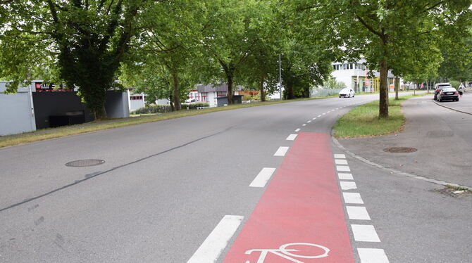 An der Römerstraße geht der Radweg stadteinwärts in einen Radschutzstreifen auf der Fahrbahn über. Bald soll ein solcher ebener