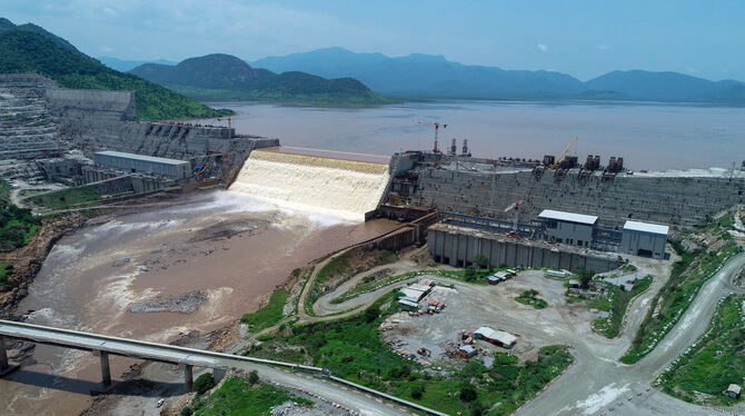 Äthiopiens GERD-Staudamm unmittelbar an der Grenze zum Sudan wird befüllt, während die Staumauer noch weiter angehoben wird. Der