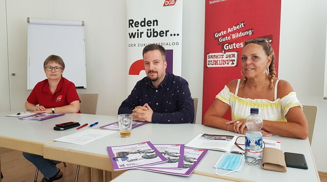 Stellten die Broschüre »Wohnen und Mobilität in Südwürttemberg« vor: (von links) DGB-Regionsgeschäftsführerin Bärbel Mauch und d