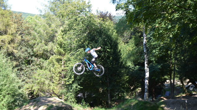Steilkurven, Tables, Drops und Doubles: Das alles gibt es im Pfullinger Bikepark, den Jugendliche ein Jahr lang in Eigenarbeit a