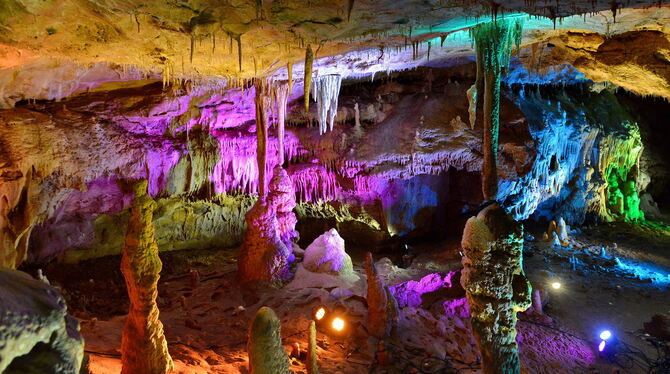 Höhlenwelt in Regenbogenfarben: Die Illumination in der Bärenhöhle zog schon in den vergangenen Jahren viele Besucher an. Jetzt