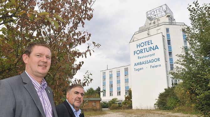 Hotelier Hans-Joachim Neveling (rechts, mit seinem Marketingleiter Paul Jurik) hat zusammen mit Reutlinger Kollegen beim Petitio