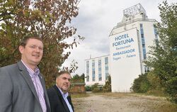 Hotelier Hans-Joachim Neveling (rechts, mit seinem Marketingleiter Paul Jurik) hat zusammen mit Reutlinger Kollegen beim Petitio