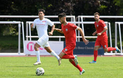 Legt sich derzeit mächtig ins Zeug: Enis Küley, technisch versierter Mittelfeldspieler des SSV Reutlingen.  FOTO: BAUR