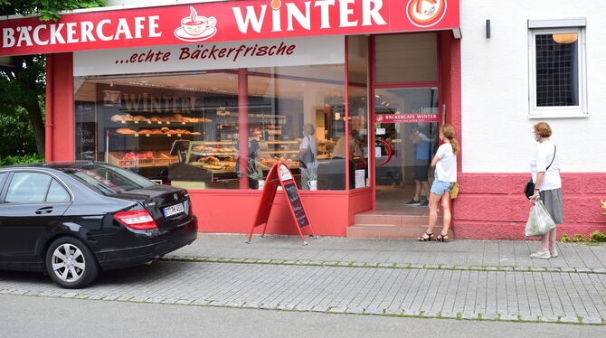 Völlig regelkonform geht es vor und innerhalb dieser Bäckerei in der Metzinger Schönbeinstraße zu. Alle tragen Masken und halten