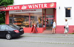 Völlig regelkonform geht es vor und innerhalb dieser Bäckerei in der Metzinger Schönbeinstraße zu. Alle tragen Masken und halten