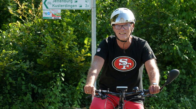 Leidenschaftlicher Radfahrer: Hans-Erich Messner beim Heimweg vom Büro auf dem Neckartal-Radweg. FOTO: NIETHAMMER