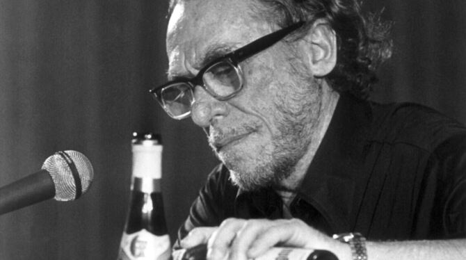 Charles Bukowski bei seiner Lesung 1978 in der Hamburger Markthalle, seinem einzigen Auftritt außerhalb der USA. Ohne Alkohol gi