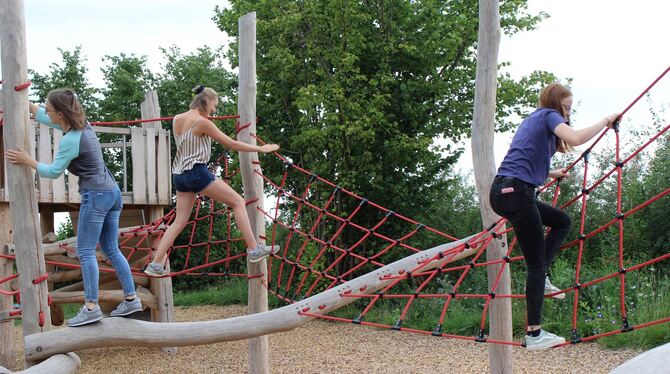 Der Gönninger Spielplatz »Am Galgenbühl« wurde aufgemöbelt und im Beisein von Dorfchefin Christel Pahl (rechtes Bild) offiziell