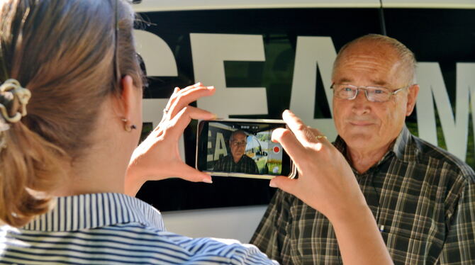 Was nehmen Sie aus diesem Gespräch mit?  Politikredakteurin Karin Kiefhaber hält Dieter Schmidts Fazit mit der Kamera fest.