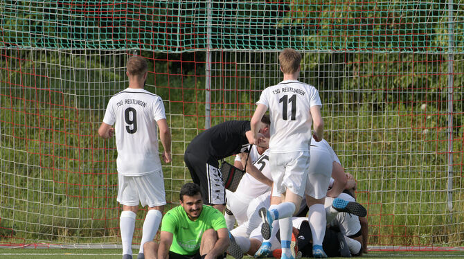 Freude pur bei der TSG Reutlingen nach dem gehaltenen Elfmeter von Schlussmann Samy Alasadi und dem Einzug in die zweite Bezirks