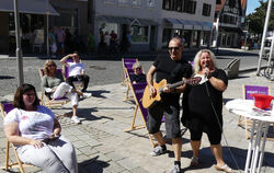 Vor dem Rathaus unterhielt das Duo »Sandy & Udo« mit Straßenmusik.  FOTO: SANDER