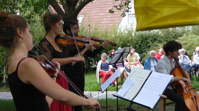 Junge Musiker der Freiburger Musikhochschule krönten vor der Mähringer Stephanskirche eine besondere musikalische Woche, erkunde