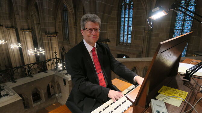 Fühlt sich sichtlich wohl am Spieltisch der Reutlinger Rieger-Orgel: Der Göttinger Organist Stefan Kordes bei seinem Auftritt