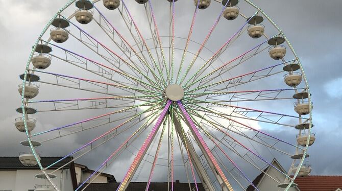 Ganz in Weiß mit vielen Lichtern und 26 Gondeln: Der »White Star« kommt nach Reutlingen.   FOTO: GÖBEL