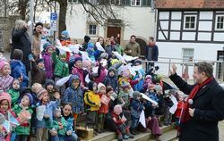 Bernhard Knauus beim Abschied von den Kindergartenkindern.