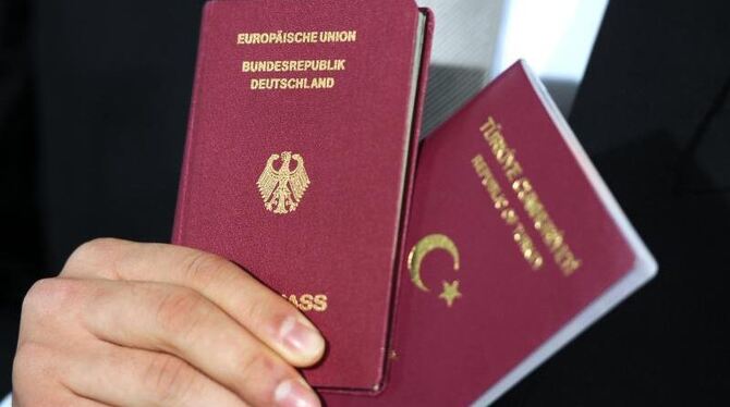 Sollen in Deutschland geborene Zuwandererkinder dauerhaft zwei Pässe haben können? Ja, sie dürfen - mit Einschränkungen. Foto
