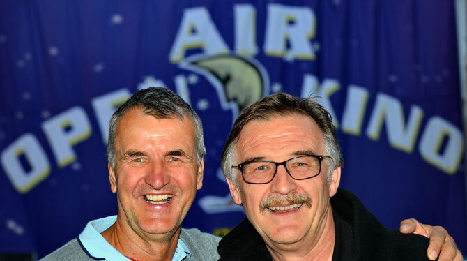 Die Open-Air-Kinomacher Klaus Kupke (links) und Gerhard Steinhilber freuen sich auf morgen Abend: Mit dem GEA-Wunschfilm "Parasi