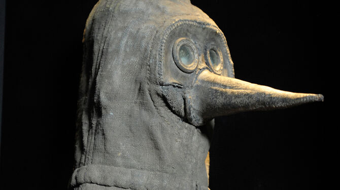 »Pestmaske« eines Pestarztes aus dem 16. Jahrhundert steht in einer Vitrine im Reiss-Engelhorn-Museum. »Pestmaske« eines Pestarztes aus dem 16. Jahrhundert steht in einer Vitrine im Reiss-Engelhorn-Museum.