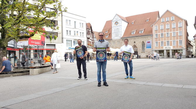 Drehen das Riesenrad gemeinsam (von links): Uwe Grauer (RGI), Betreiber Christian Göbel und Christian Wittel (»RT aktiv«). Oberb