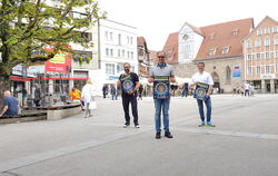 Drehen das Riesenrad gemeinsam (von links): Uwe Grauer (RGI), Betreiber Christian Göbel und Christian Wittel (»RT aktiv«). Oberb