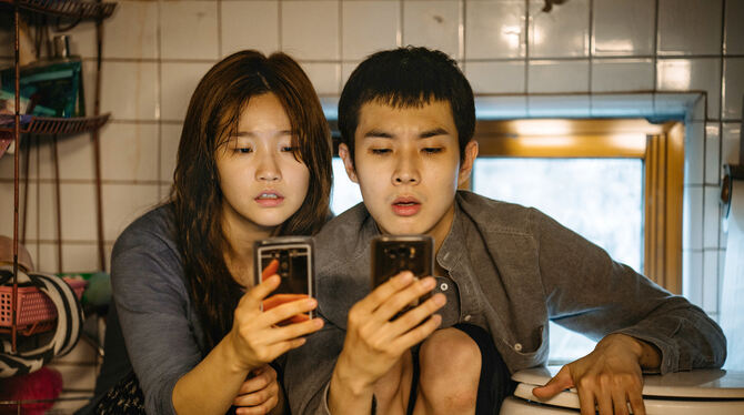 Park So Dam (links) als Ki-jung und Choi Woo Shik als ihr Bruder Ki-woo in »Parasite«. GEA-Leser hatten den südkoreanischen Osca