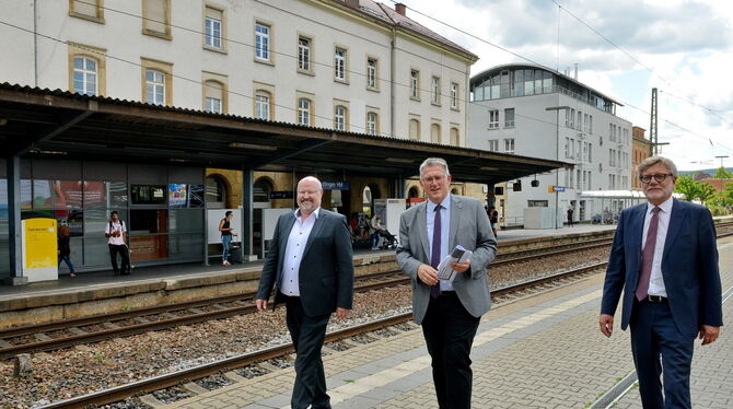 Friedemann Keßler, Leiter Vertrieb Mobility DB Station&Service AG, Reutlingens CDU-Bundestagsabgeordneter Michael Donth und Fin