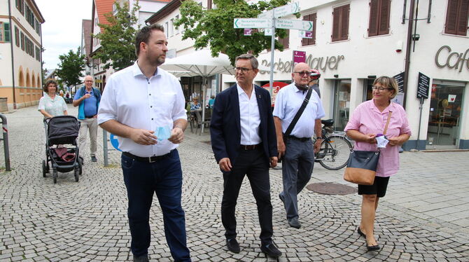 Der FDP-Landtagsabgeordnete Rudi Fischer (Mitte) war auf seiner Sommertour in Metzingen laufend im Gespräch: hier unter anderem