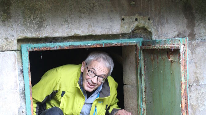 Albert Füger, Leiter des Tübinger Tiefbauamts, klettert bei einer Presseführung 2017 aus der Brunnenstube im Hackersteigle.