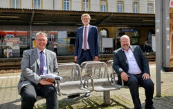 Die alten Drahtgitterbänke werden ersetzt, Reutlingens CDU-MdB Michael Donth, Bürgermeister Alexander Kreher sowie Friedemann Ke