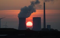 Sonnenaufgang am Kohlekraftwerk