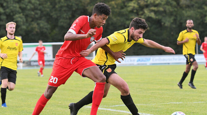 Erzielte in der Verlängerung das 3:2 für den SSV Reutlingen. Noah Ganaus (rotes Trikot).   FOTO: EIBNER