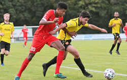 Erzielte in der Verlängerung das 3:2 für den SSV Reutlingen. Noah Ganaus (rotes Trikot).   FOTO: EIBNER
