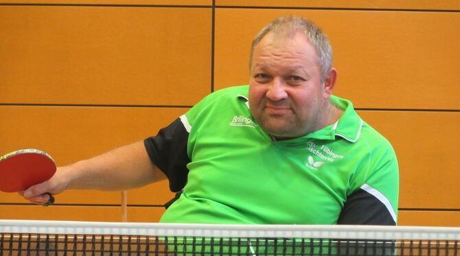 Jochen Rehm schätzt am Tischtennis auch, dass er als Rolli-Fahrer den Sport gemeinsam mit Fußgängern ausüben kann.  FOTO: OECHSN