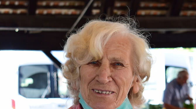 Marta Fritz steht mit ihrem Gemüsestand wieder auf dem Metzinger Wochenmarkt.  Sie ist 92 Jahre alt.  FOTO: RITTGEROTH