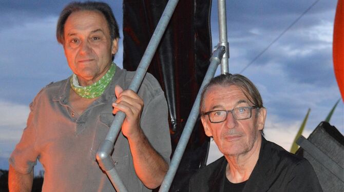 Musik und Krimi-Spannung: Werner Dannemann (links) und Autor Wolfgang Schorlau auf dem Festplatz.  FOTO: VEY
