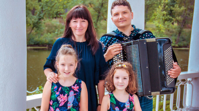 Die Musikerfamilie von Ilona Chumachenko und Igor Omelchuk lebt mit ihren Töchtern Lubawa (links) und Milana in Zainingen. Am So