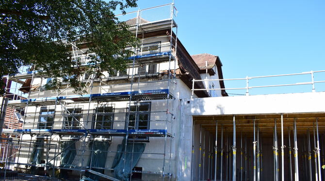Die Fenster sind jetzt schon drin, ab kommenden Frühling könnten auch die Kita-Kinder und das DRK einziehen: das Alte Schulhaus