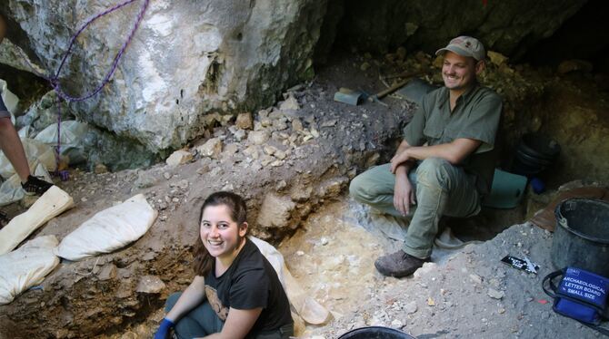 In einem vier Quadratmeter großen Bereich in der Höhle über Seeburg trägt Gregor Bader mit einer Mitarbeiterin Schicht für Schic