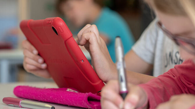 Grundschüler nutzen ein Tablet. Viele Schulen stehen bei der Digitalisierung des Lernens erst am Anfang. Doch das Coronavirus ha