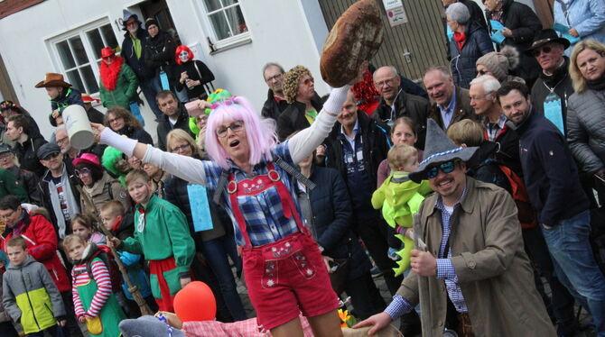 Ausgelassen, übermütig, dicht an dicht: Beim Rosenmontagsumzug in Trochtelfingen erleben Narren und Zuschauer Fasnet pur. Ob das
